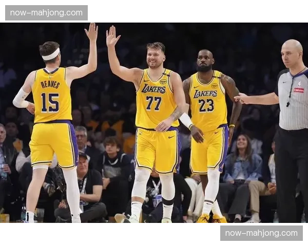 湖人关键时刻进攻效率128.7 东契奇里夫斯詹姆斯组合显威力